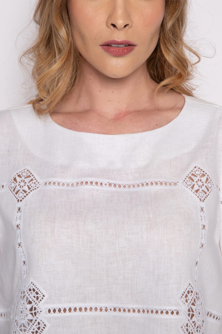 Blusa cropped com bordado em guipir branca - Andrea - Imagem 4