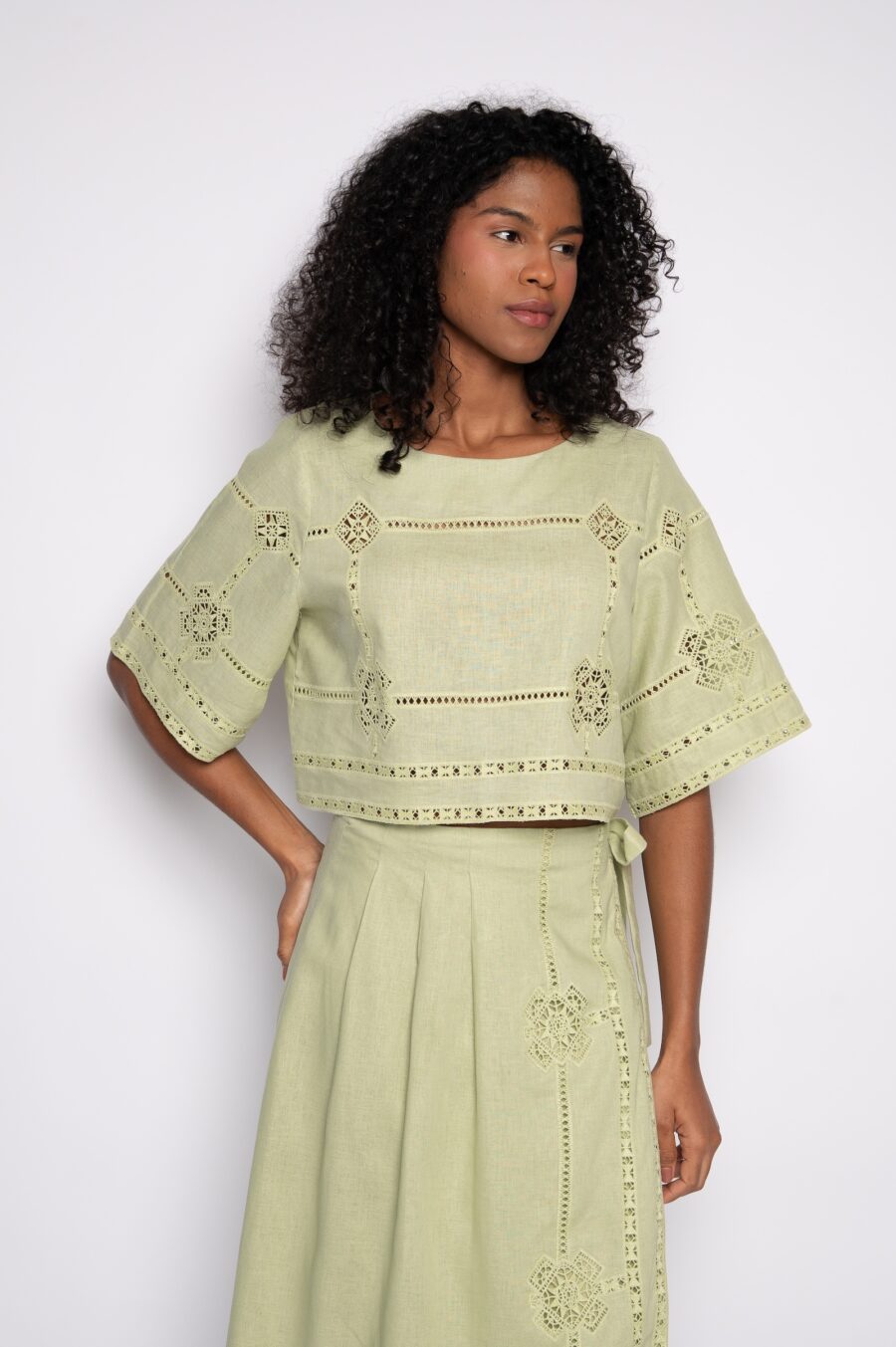 Blusa cropped com bordado em guipir capim limão - Andrea - Imagem 2