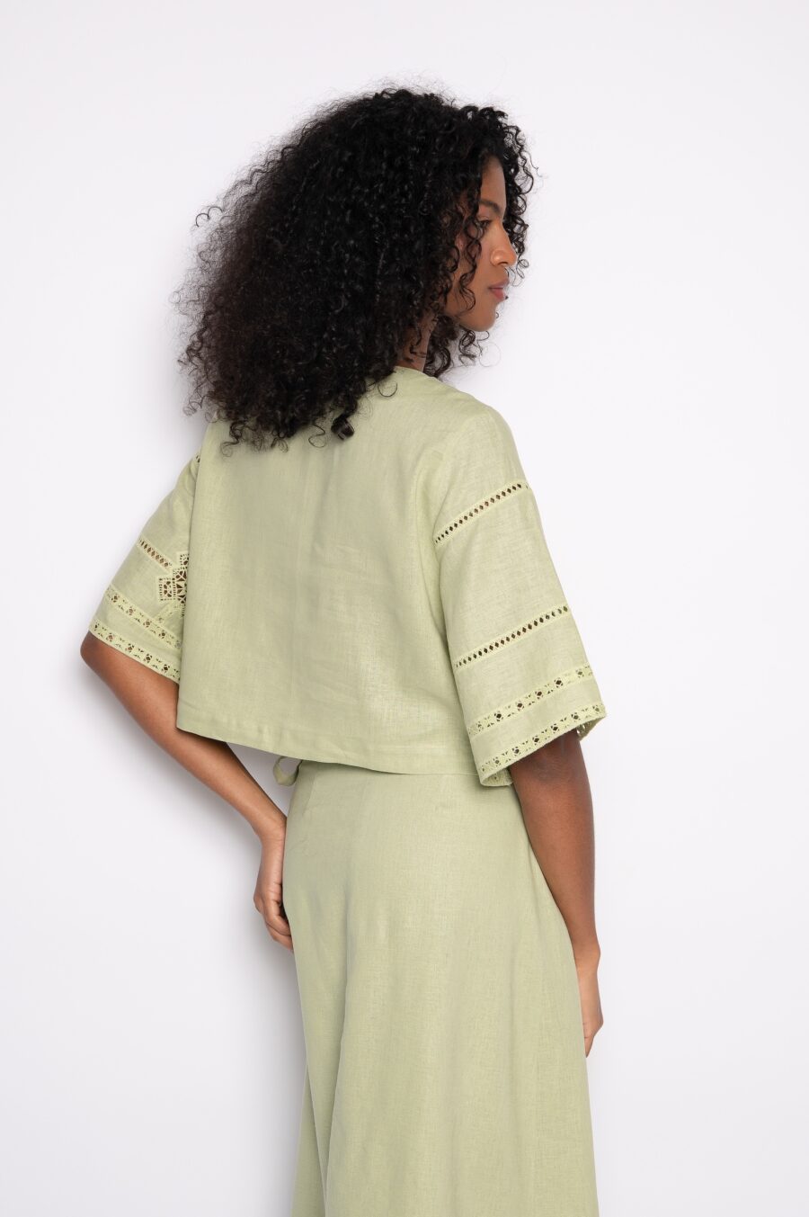 Blusa cropped com bordado em guipir capim limão - Andrea - Imagem 4