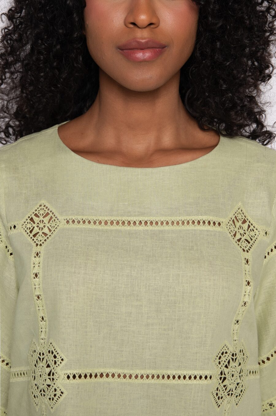 Blusa cropped com bordado em guipir capim limão - Andrea - Imagem 3