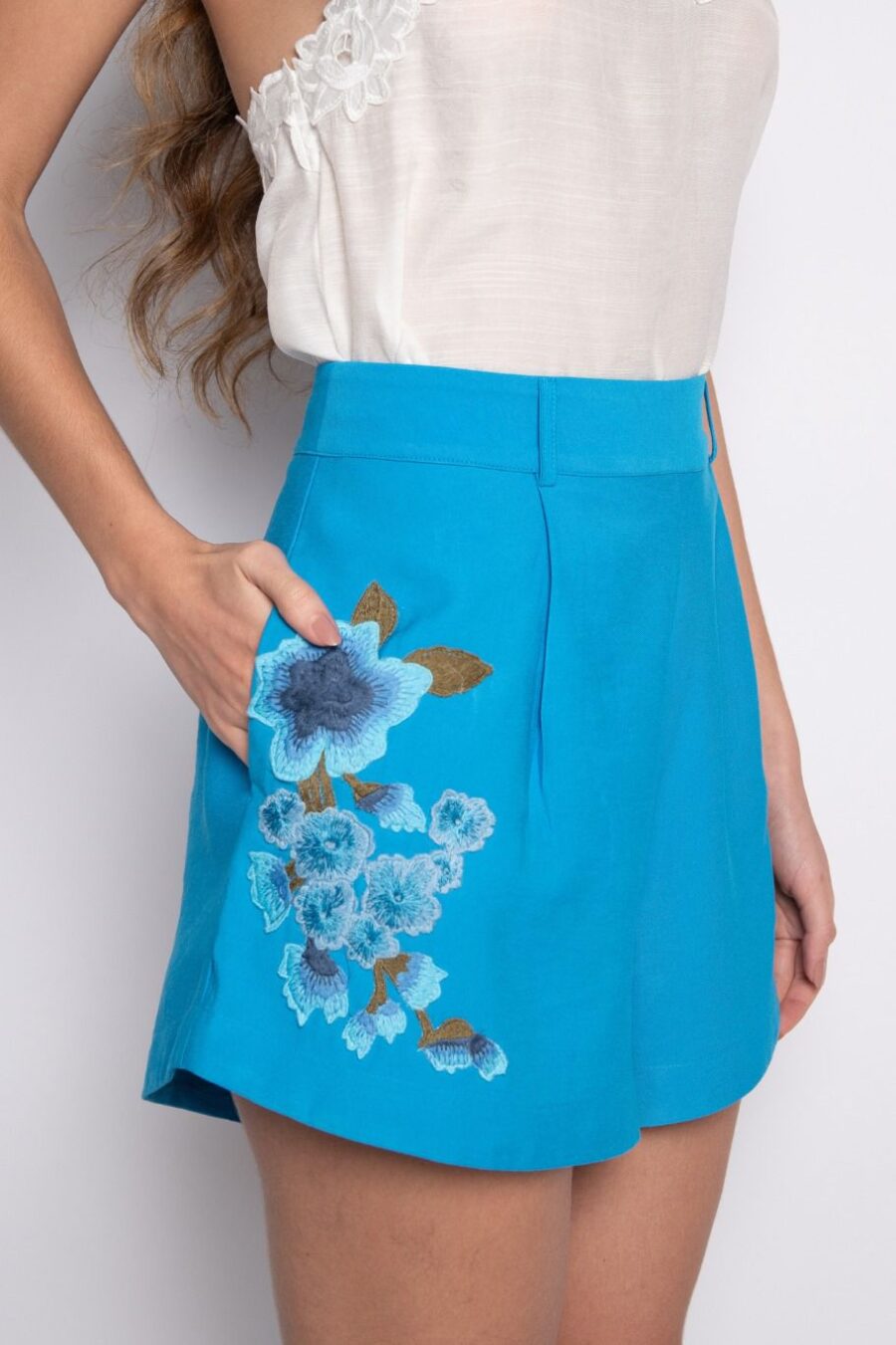 Short curto bordado azul - Bella - Imagem 3