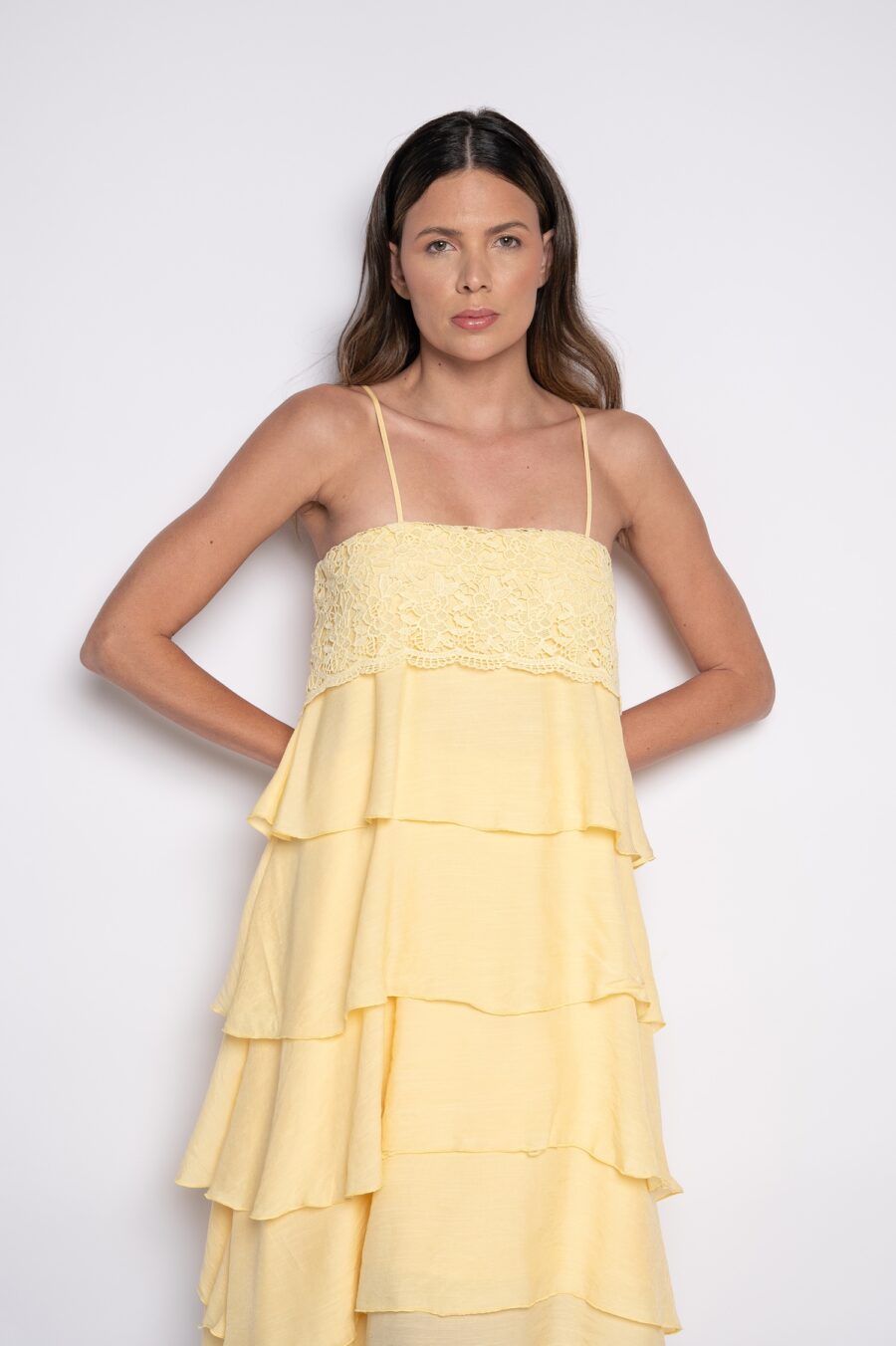 Vestido midi bordado com babados e alças amarelo - Bruna - Imagem 2