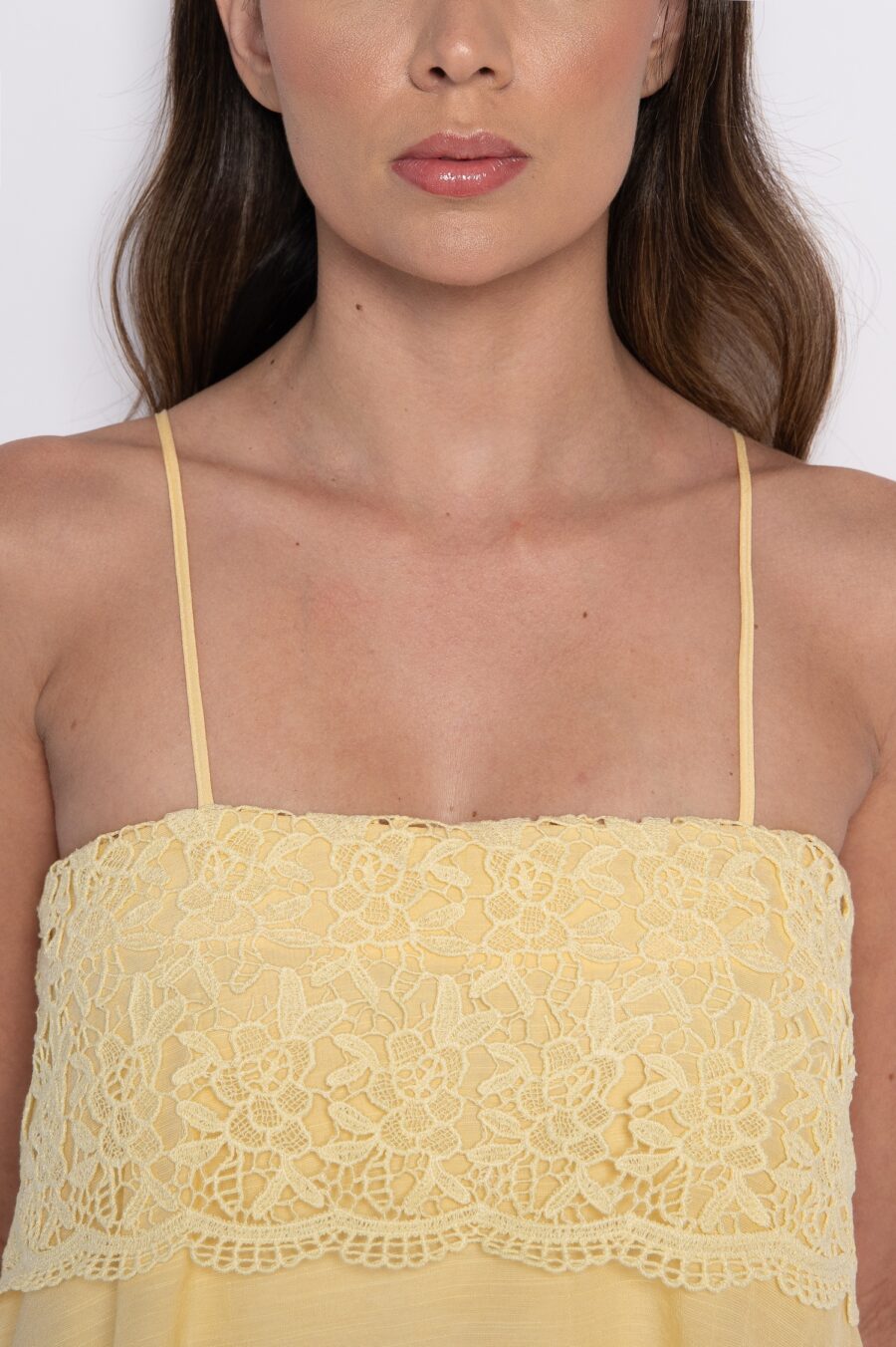 Vestido midi bordado com babados e alças amarelo - Bruna - Imagem 3
