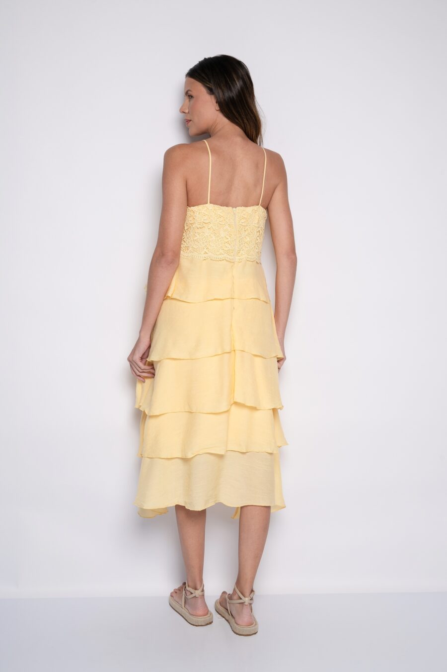 Vestido midi bordado com babados e alças amarelo - Bruna - Imagem 4