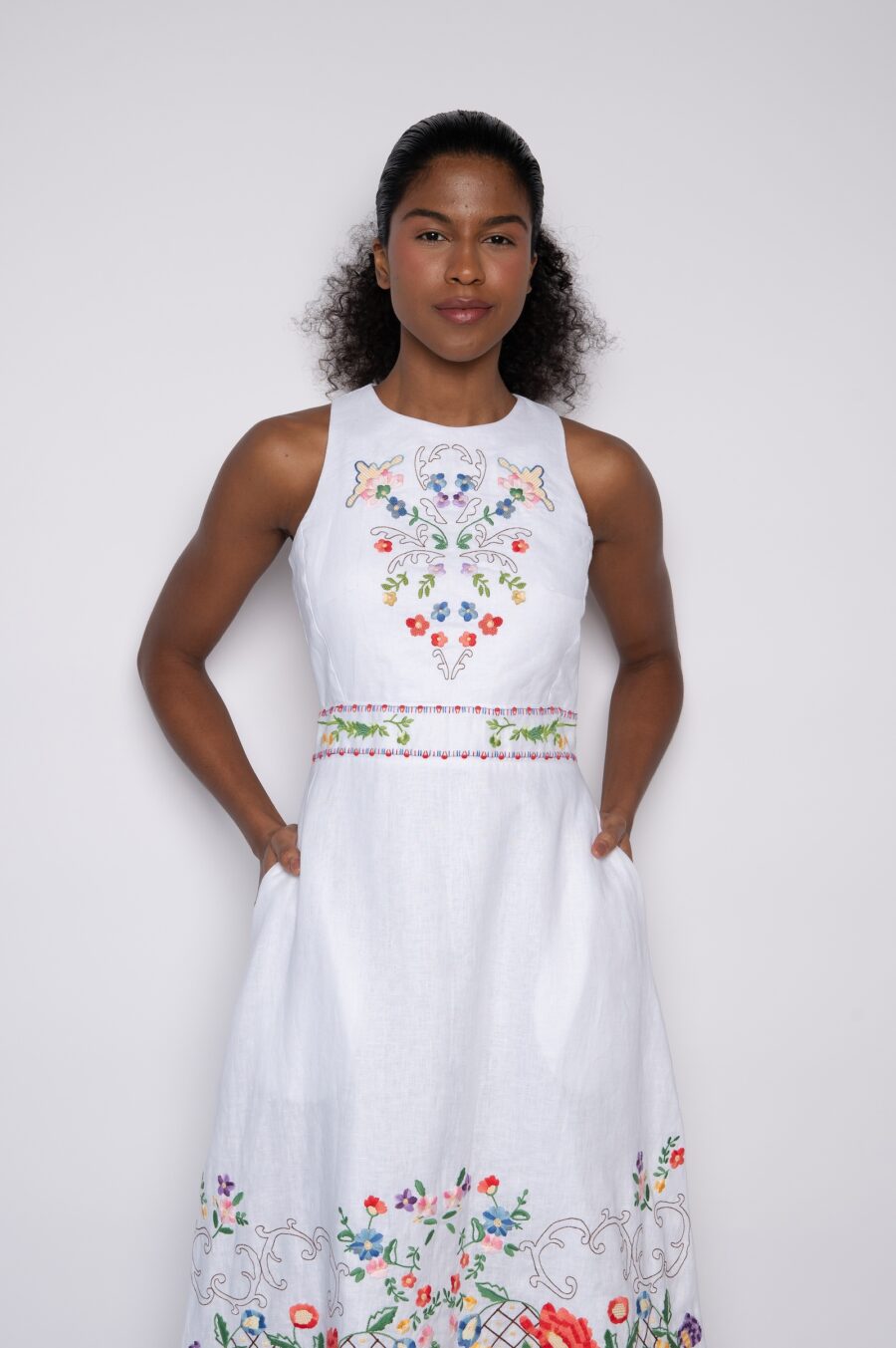 Vestido midi em linho com bordado mini florais branco - Cassandra - Imagem 3
