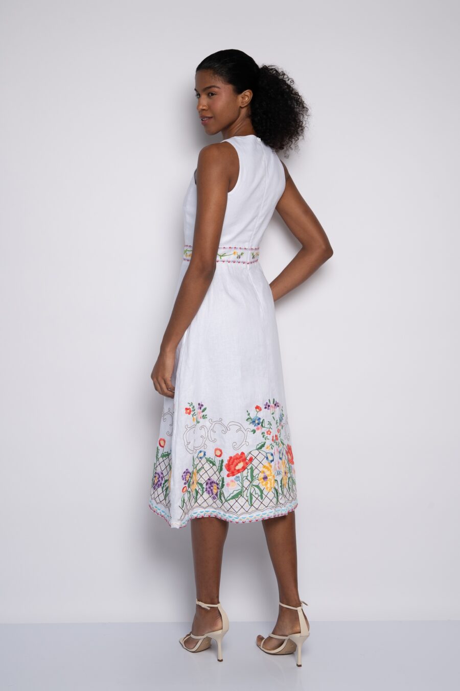 Vestido midi em linho com bordado mini florais branco - Cassandra - Imagem 5