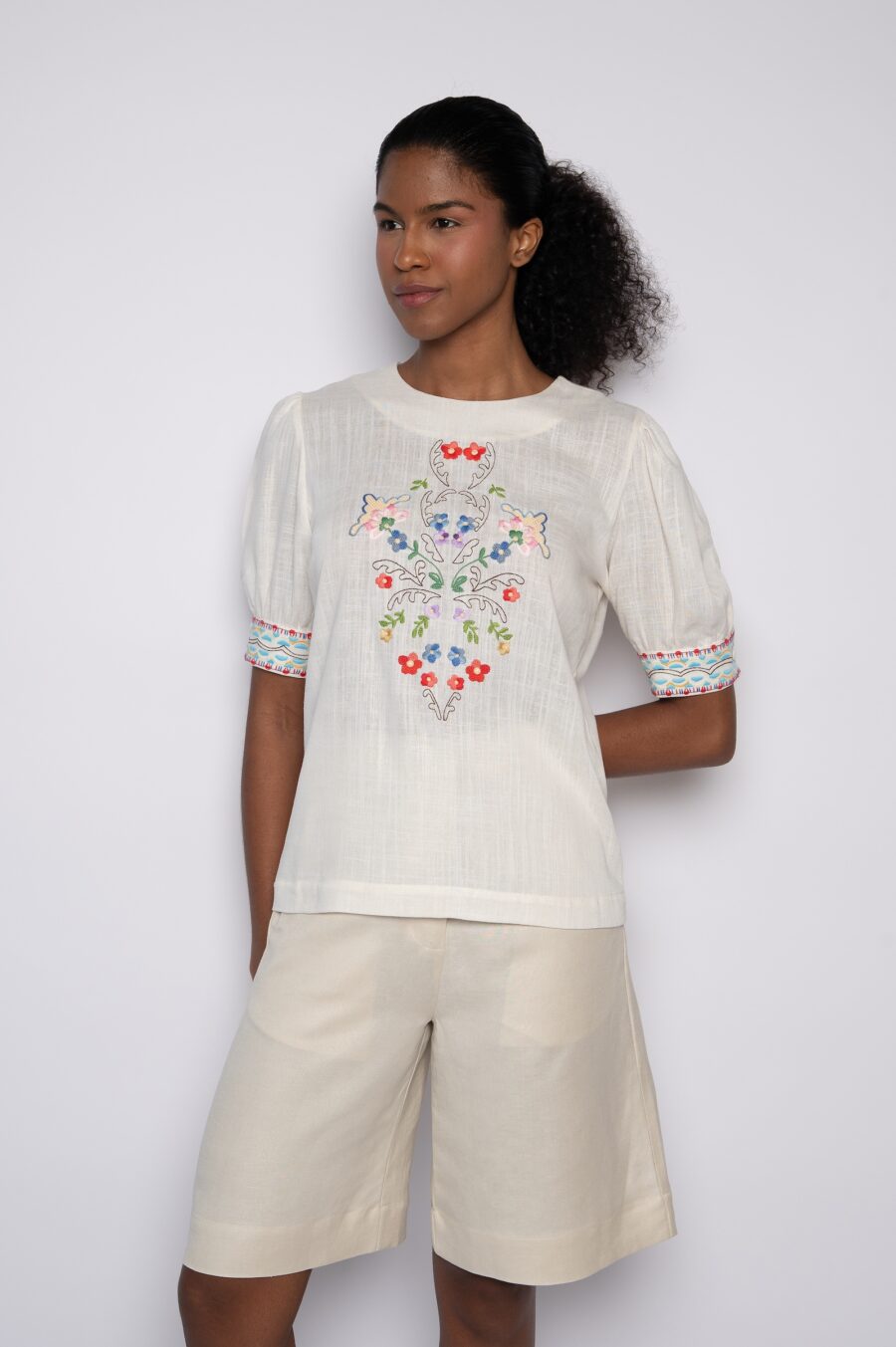 Blusa com bordado em mini florais off white - Cecília