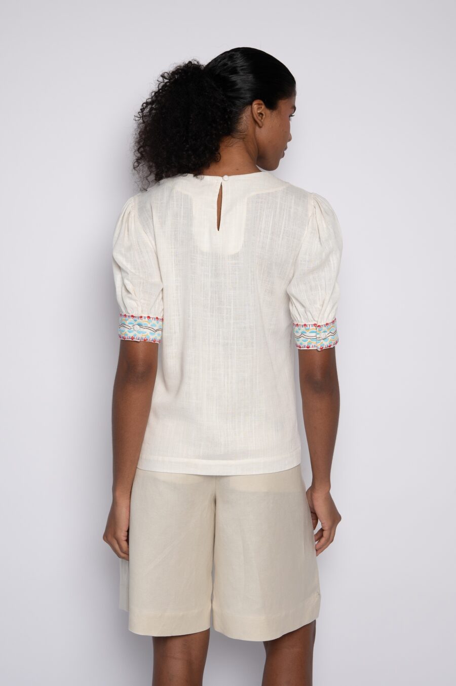 Blusa com bordado em mini florais off white - Cecília - Imagem 3