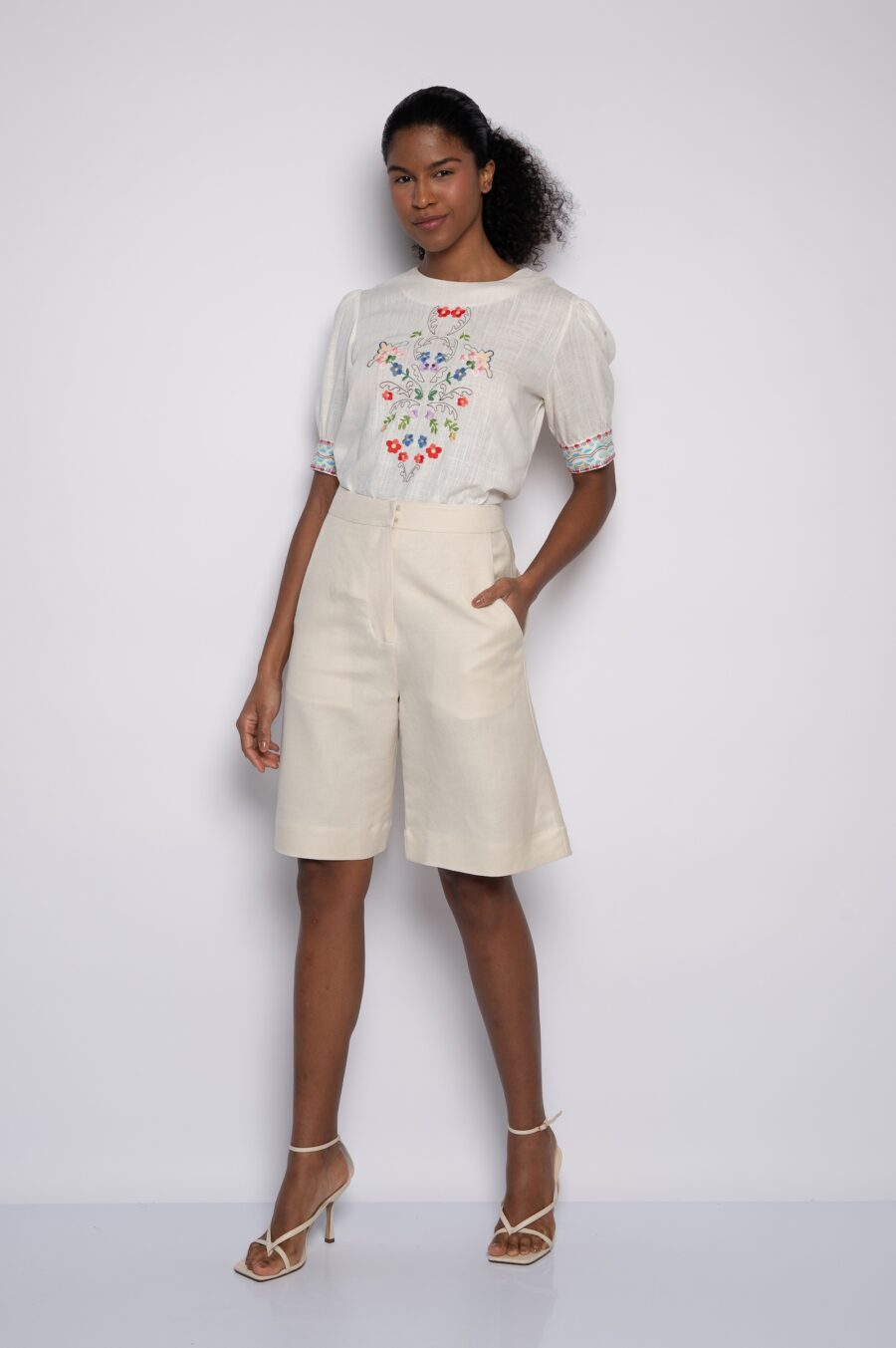 Blusa com bordado em mini florais off white - Cecília - Imagem 2