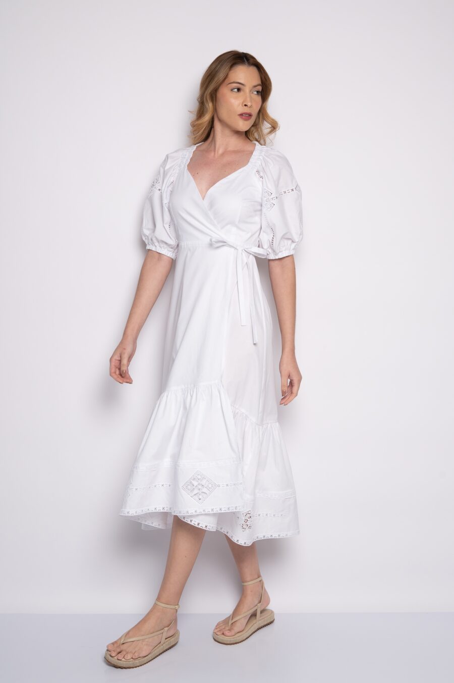 Vestido transpassado com manga curta bufante branco - Daniela - Imagem 2