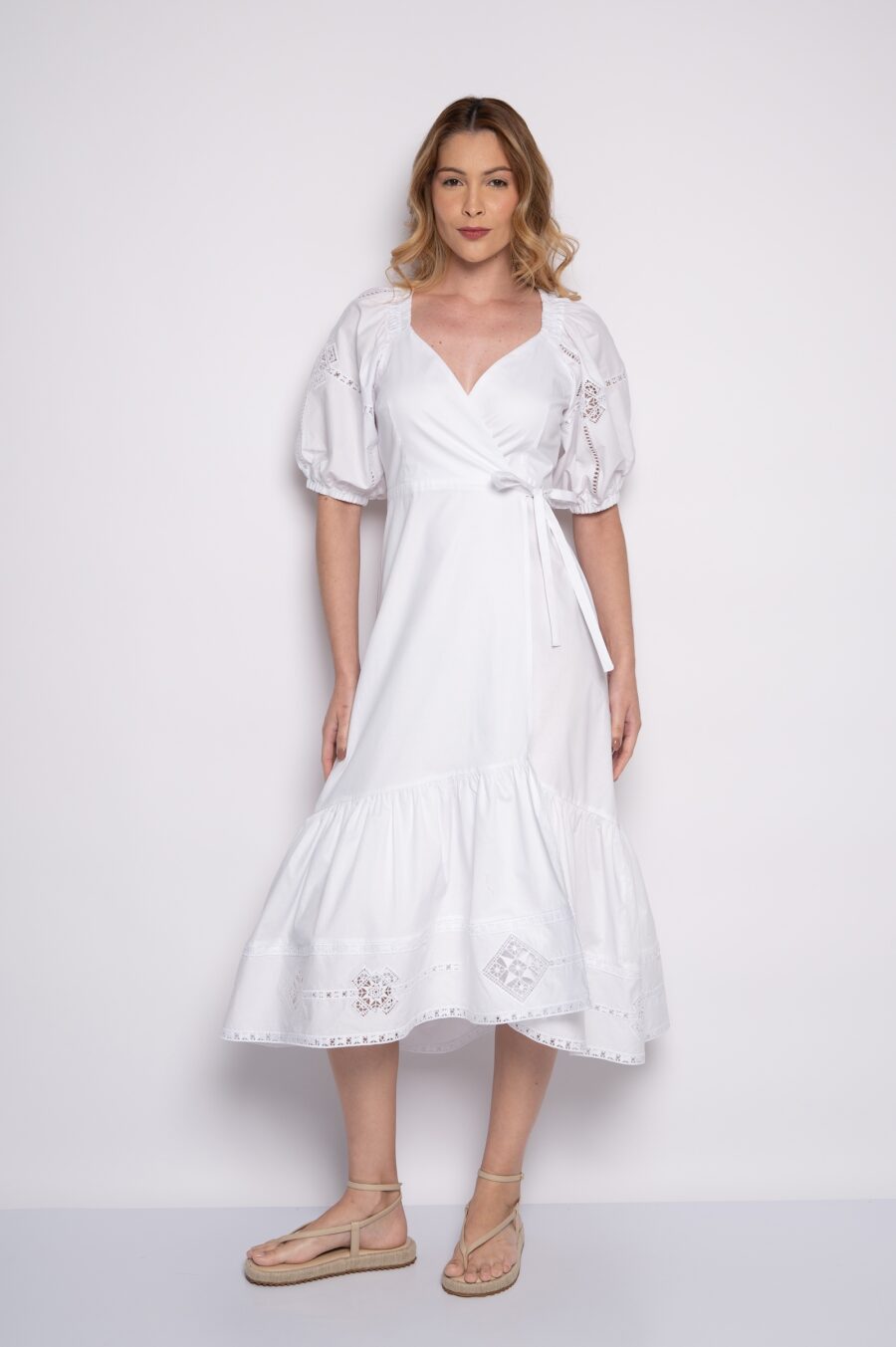 Vestido transpassado com manga curta bufante branco - Daniela