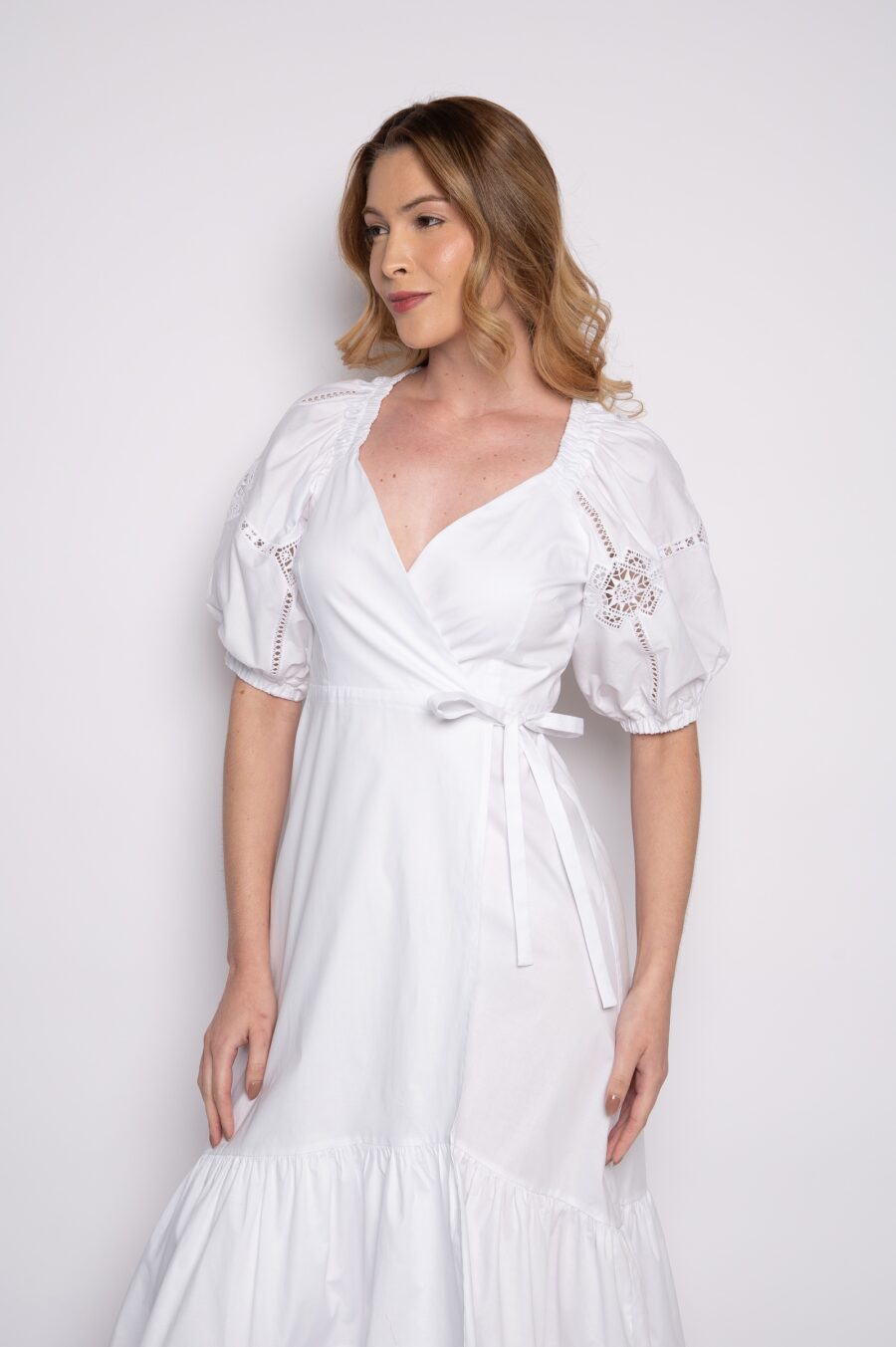 Vestido transpassado com manga curta bufante branco - Daniela - Imagem 4