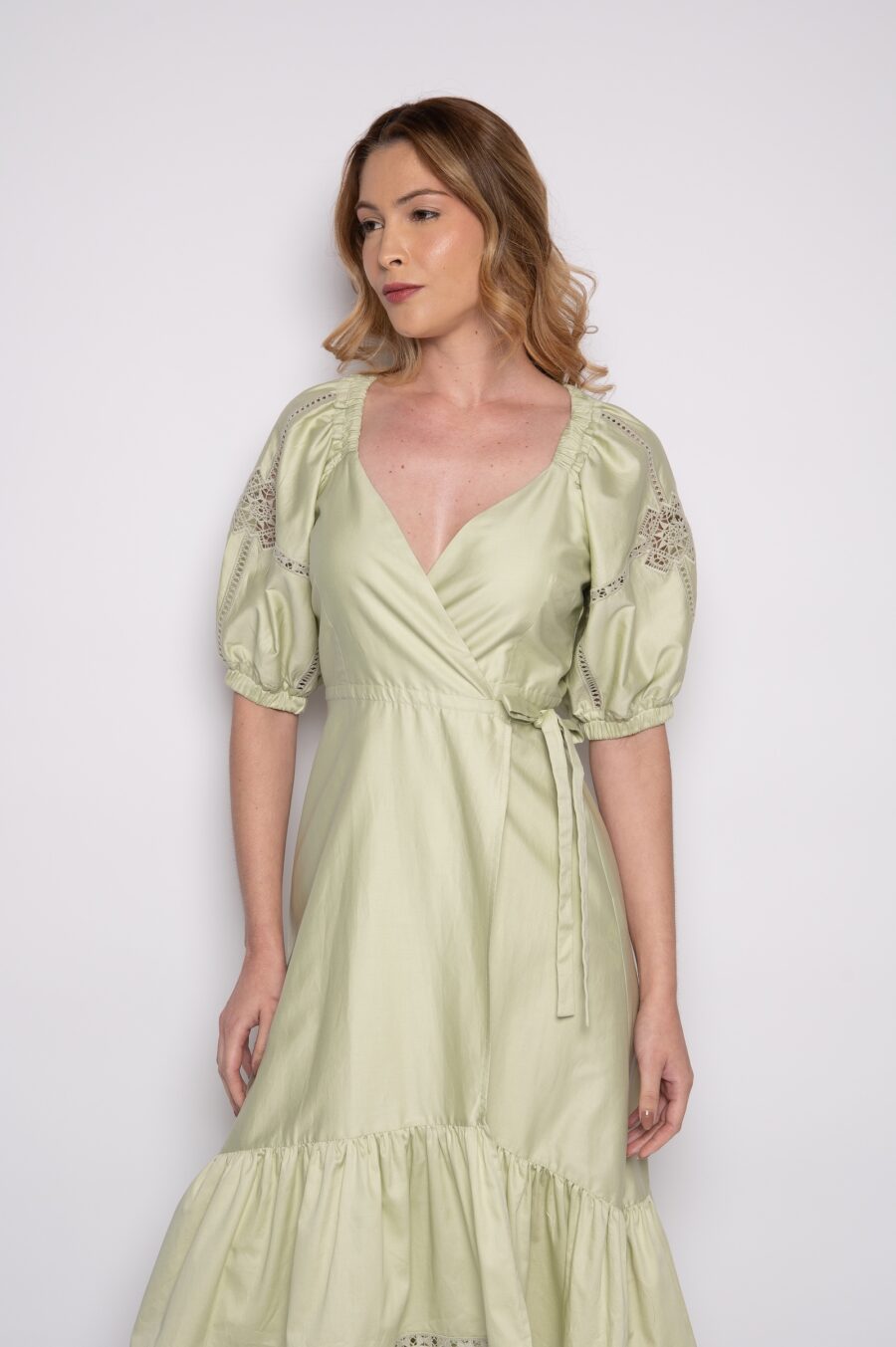 Vestido transpassado com manga curta bufante capim limão - Daniela - Imagem 3