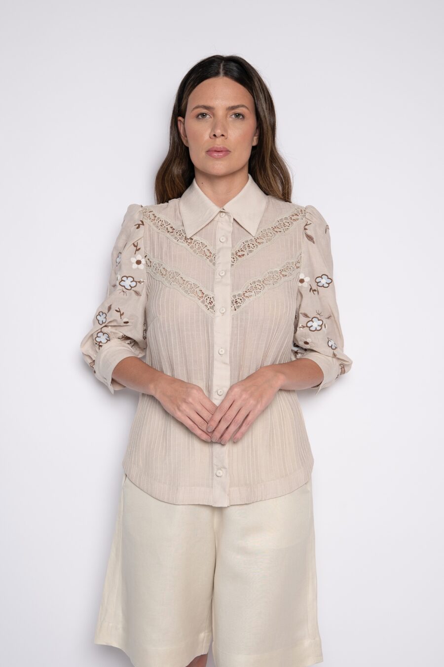 Camisete bordada com gola tradicional e nervura areia - Fabiana