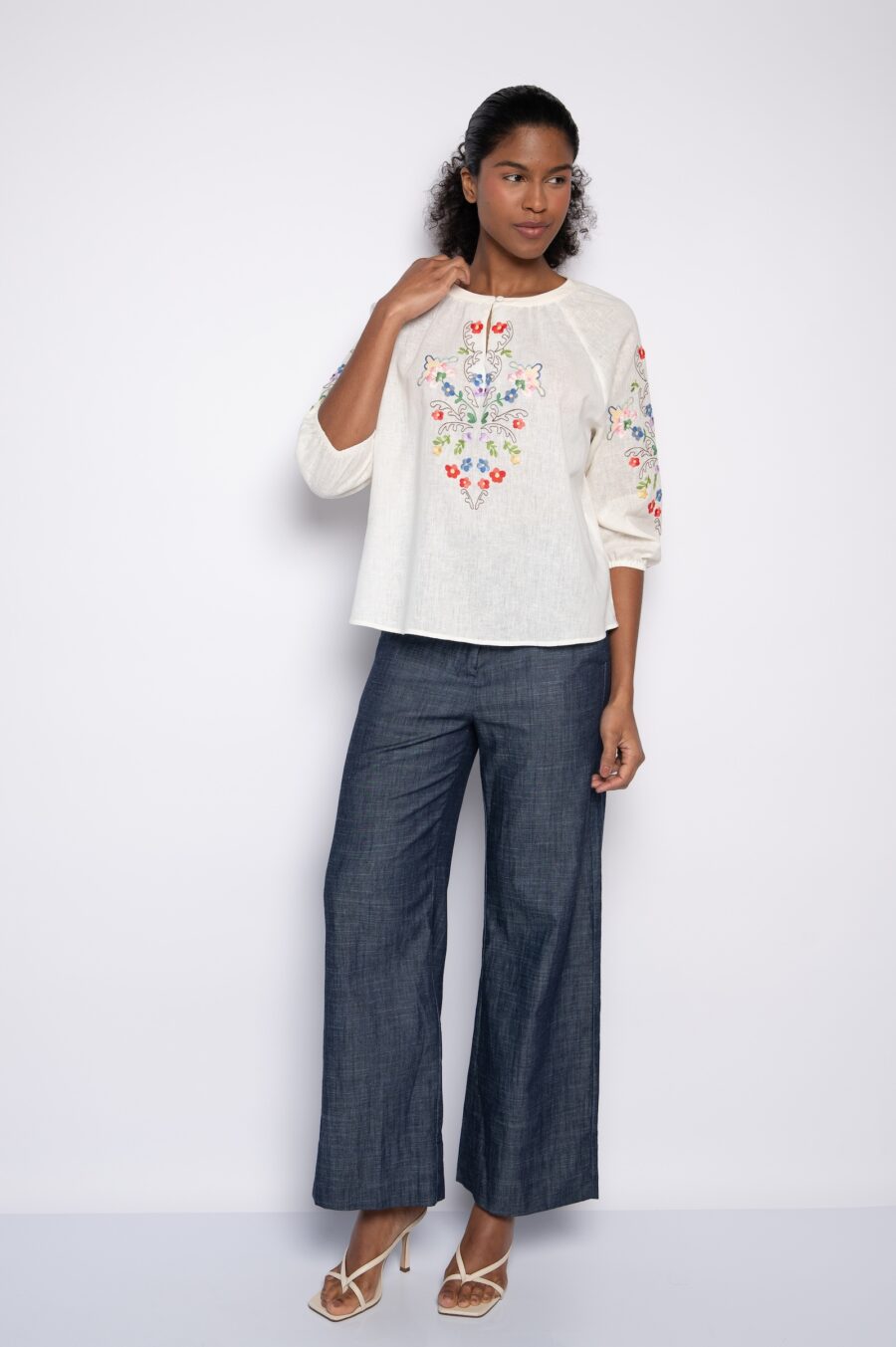 Bata com bordado mini floral e manga 7/8 off white - Gaby - Imagem 4