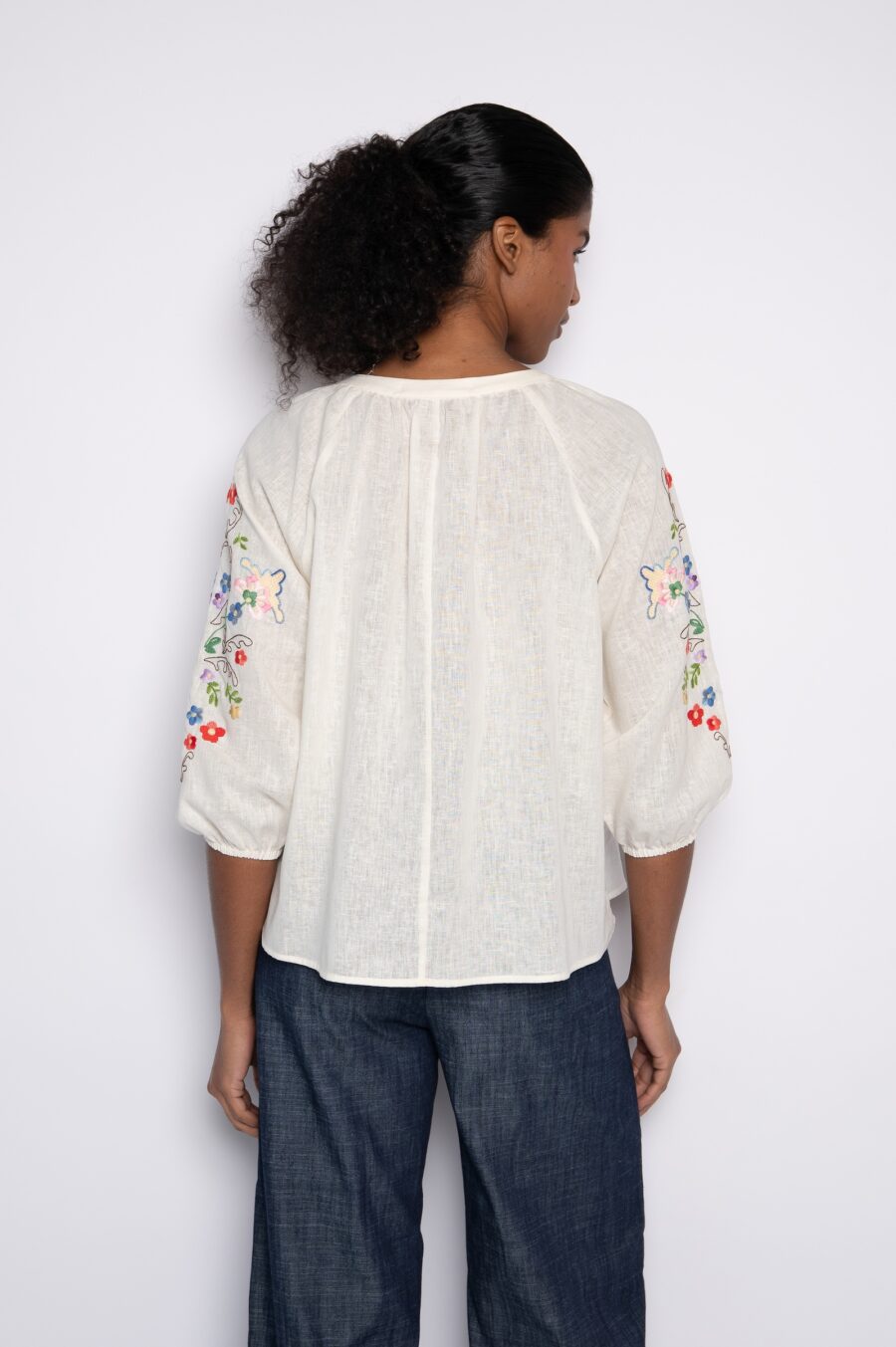 Bata com bordado mini floral e manga 7/8 off white - Gaby - Imagem 5