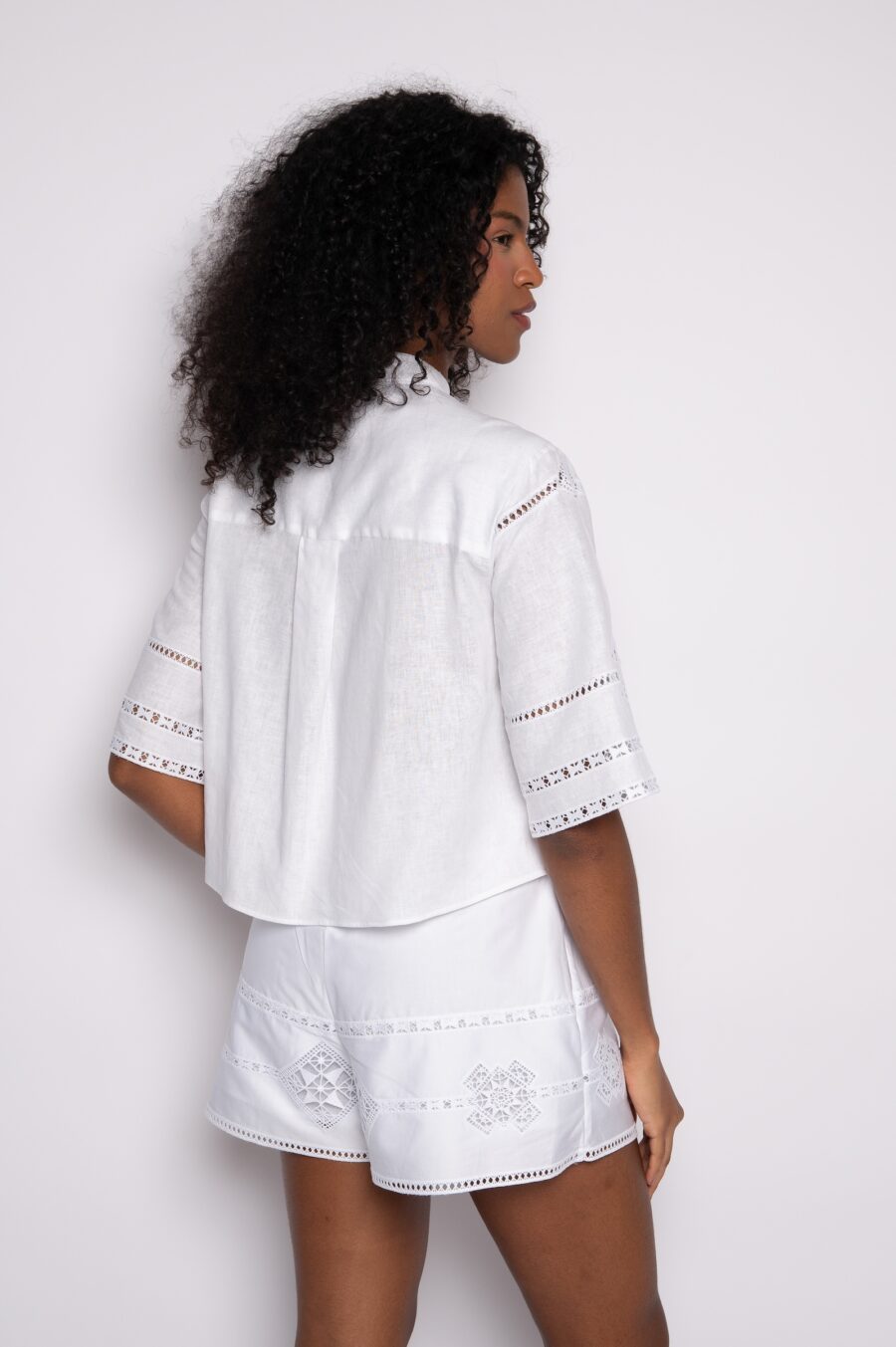 Camisa cropped com bordado geométrico em guipir branca - Isa - Imagem 3