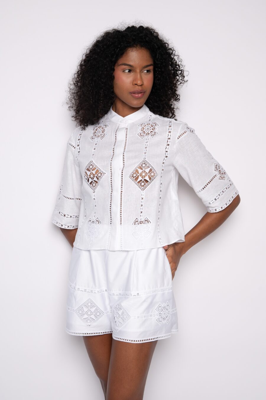 Camisa cropped com bordado geométrico em guipir branca - Isa - Imagem 2