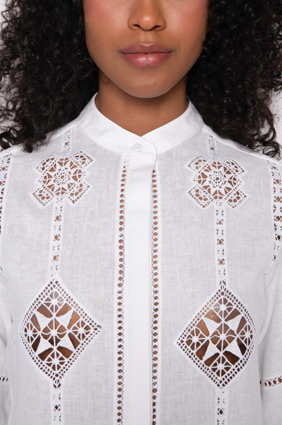 Camisa cropped com bordado geométrico em guipir branca - Isa - Imagem 4