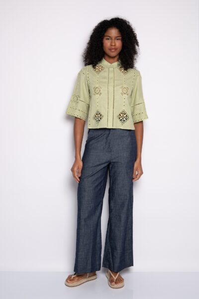 Camisa cropped com bordado geométrico em guipir capim limão - Isa