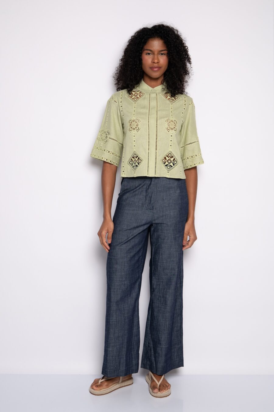 Camisa cropped com bordado geométrico em guipir capim limão - Isa