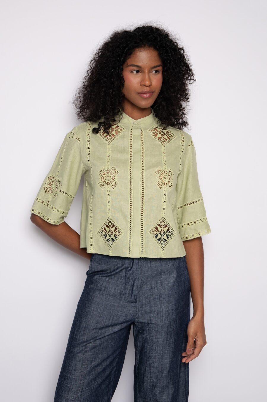 Camisa cropped com bordado geométrico em guipir capim limão - Isa - Imagem 2