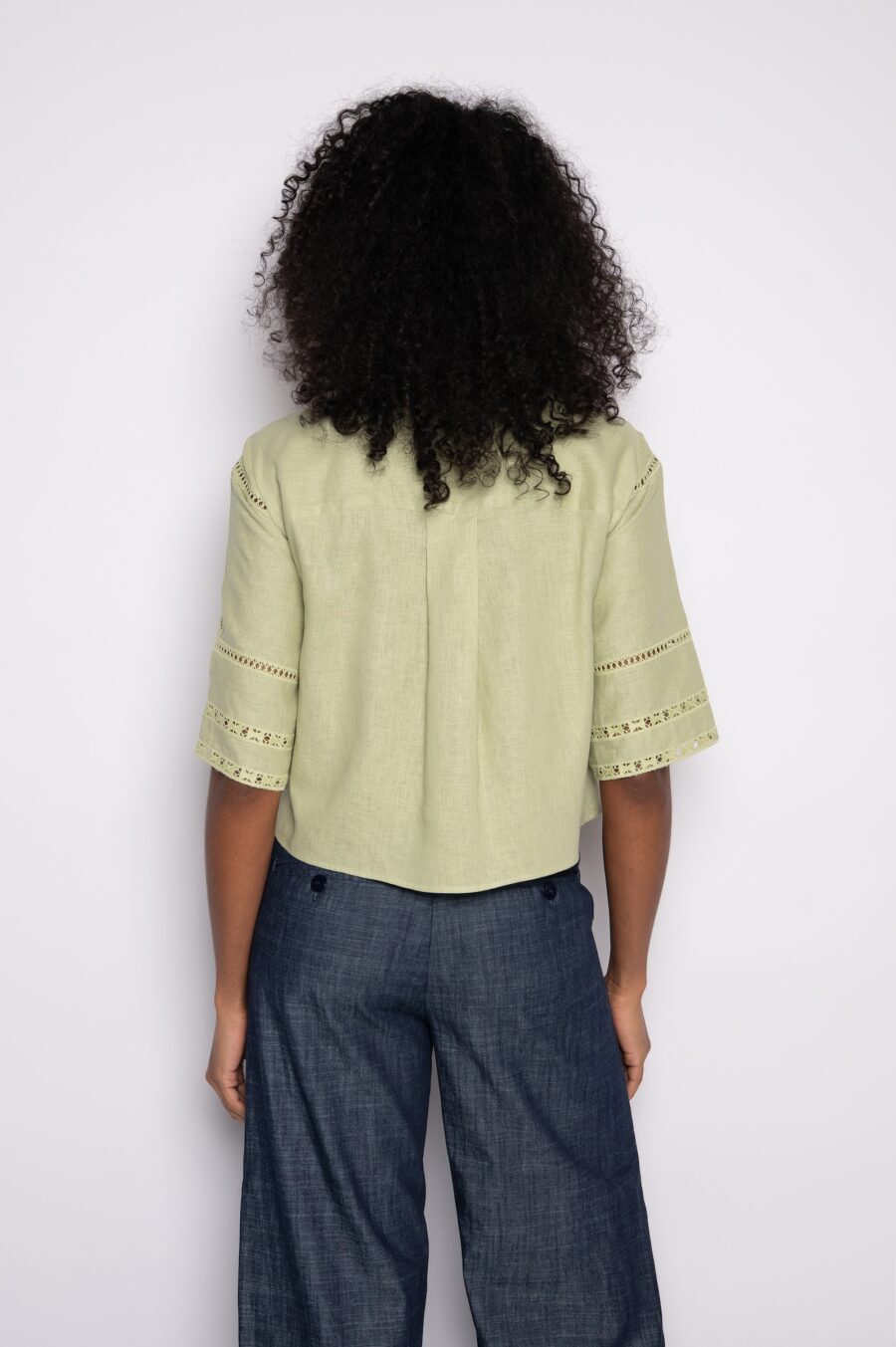Camisa cropped com bordado geométrico em guipir capim limão - Isa - Imagem 3