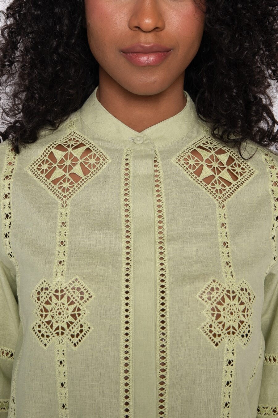 Camisa cropped com bordado geométrico em guipir capim limão - Isa - Imagem 4