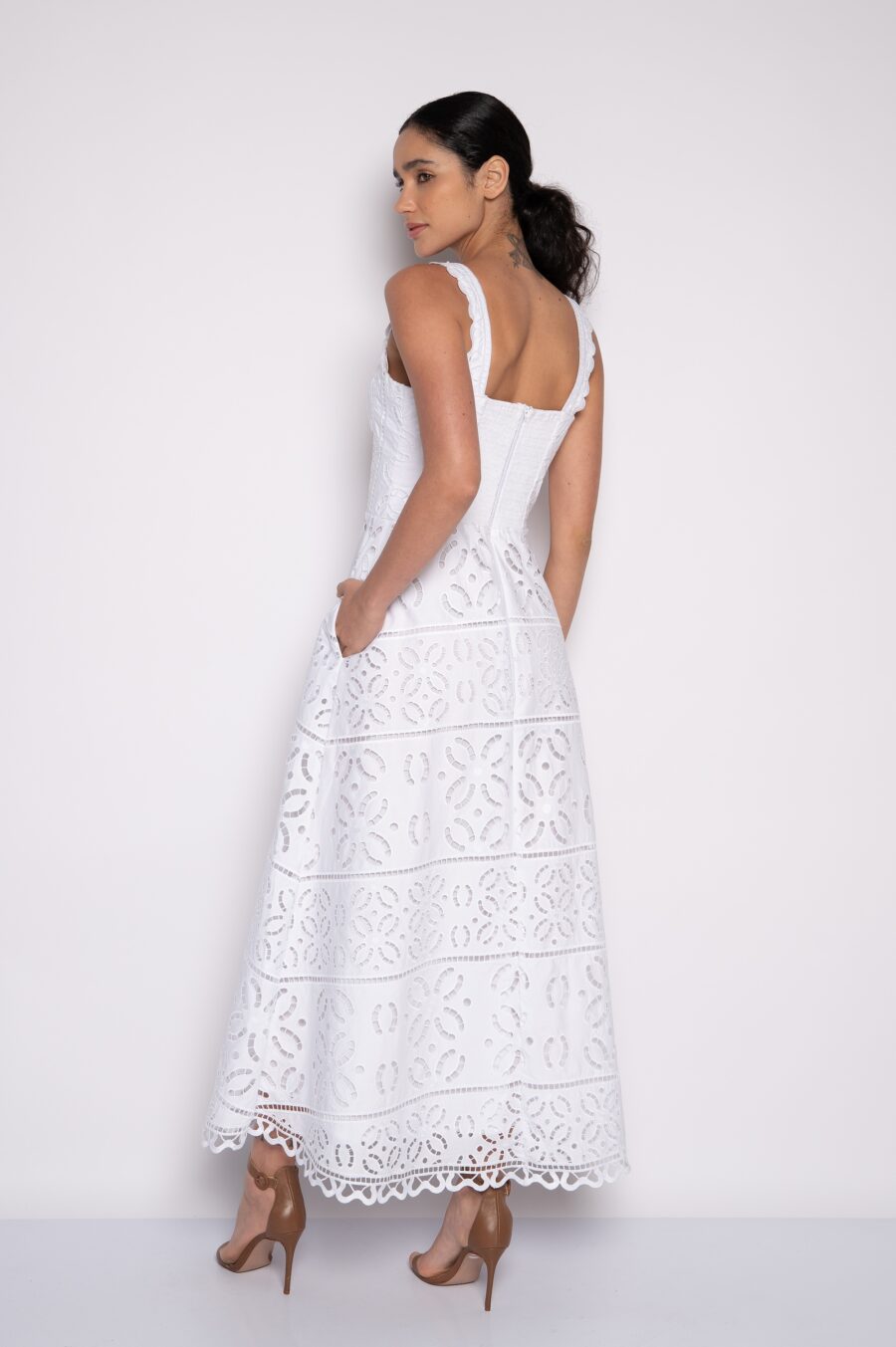 Vestido midi bordado com alça branco - Jacy - Imagem 2