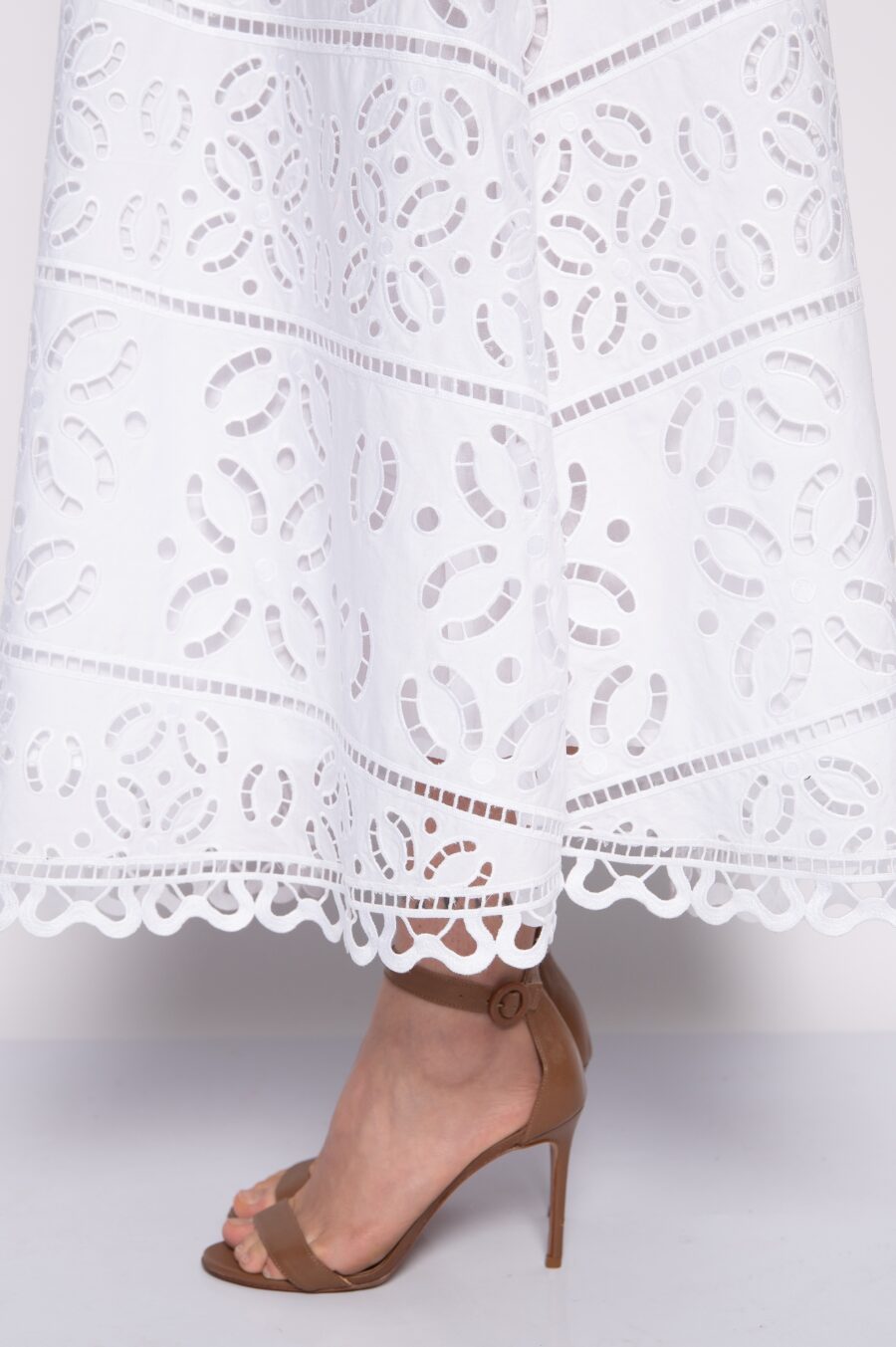 Vestido midi bordado com alça branco - Jacy - Imagem 4