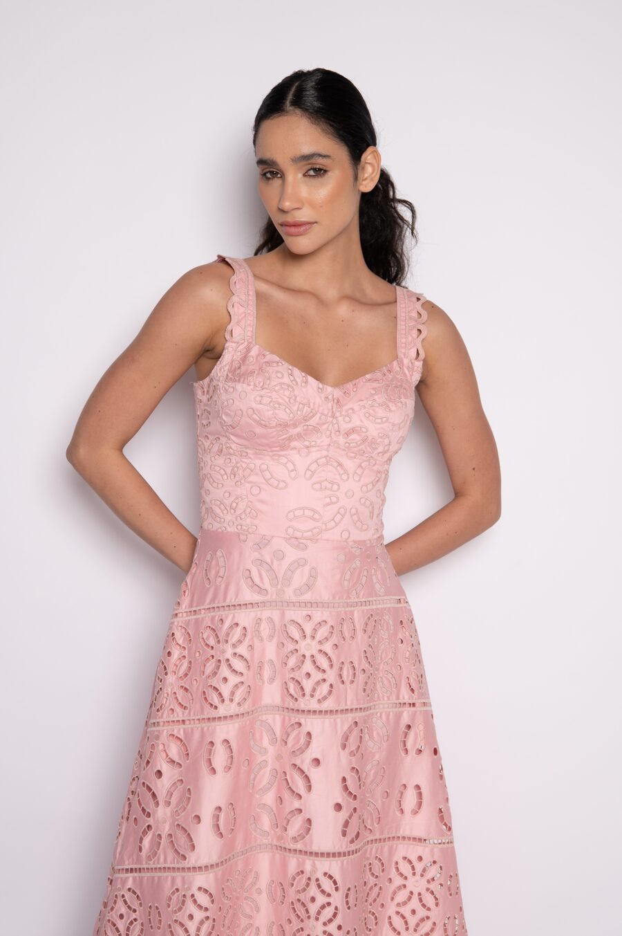 Vestido midi bordado com alça rosa - Jacy - Imagem 3