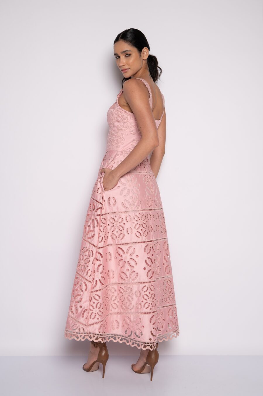 Vestido midi bordado com alça rosa - Jacy - Imagem 2