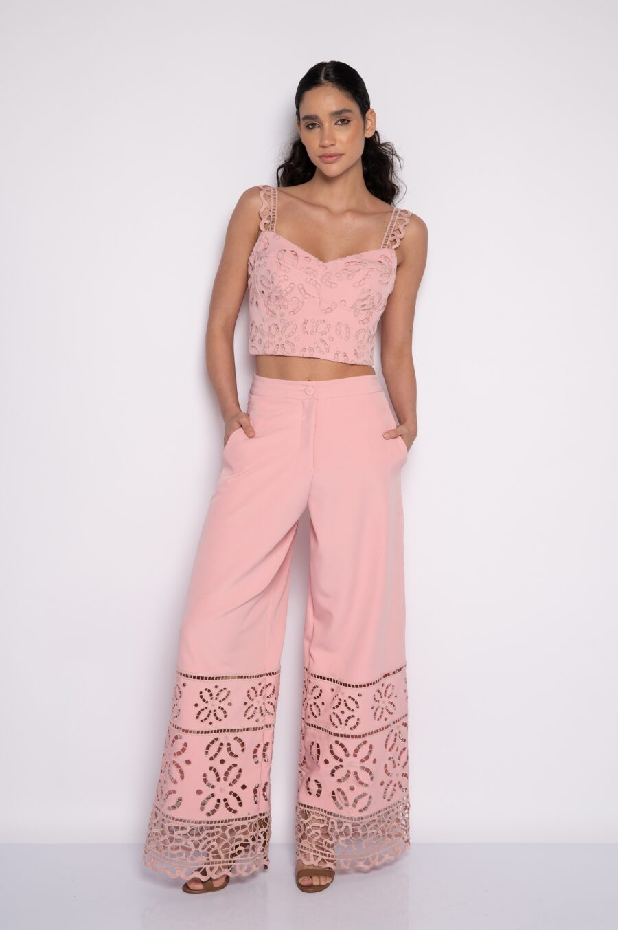 Calça pantalona com barra bordada rosa - Laura - Imagem 5