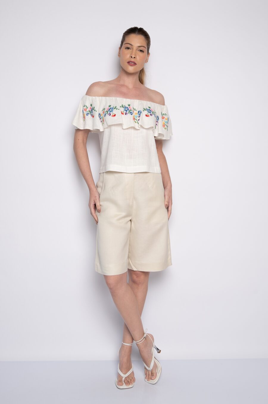 Bata com babado e bordado floral ombro a ombro off white - Janiele - Imagem 2