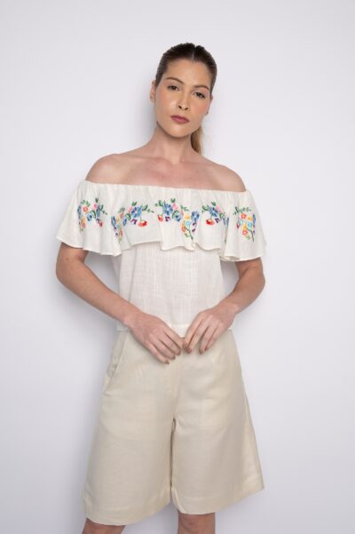 Bata com babado e bordado floral ombro a ombro off white - Janiele