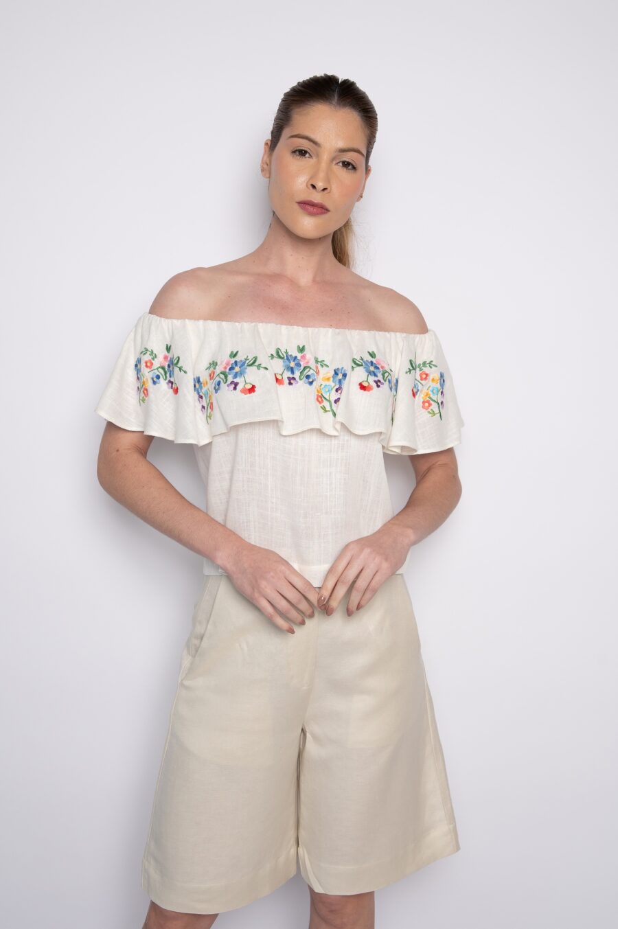 Bata com babado e bordado floral ombro a ombro off white - Janiele