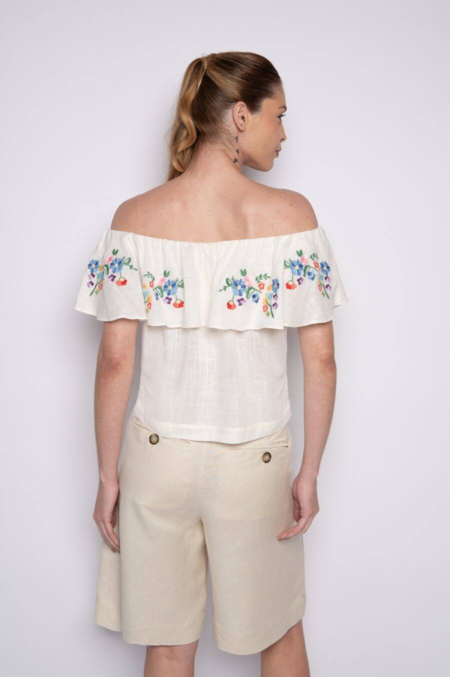 Bata com babado e bordado floral ombro a ombro off white - Janiele - Imagem 3