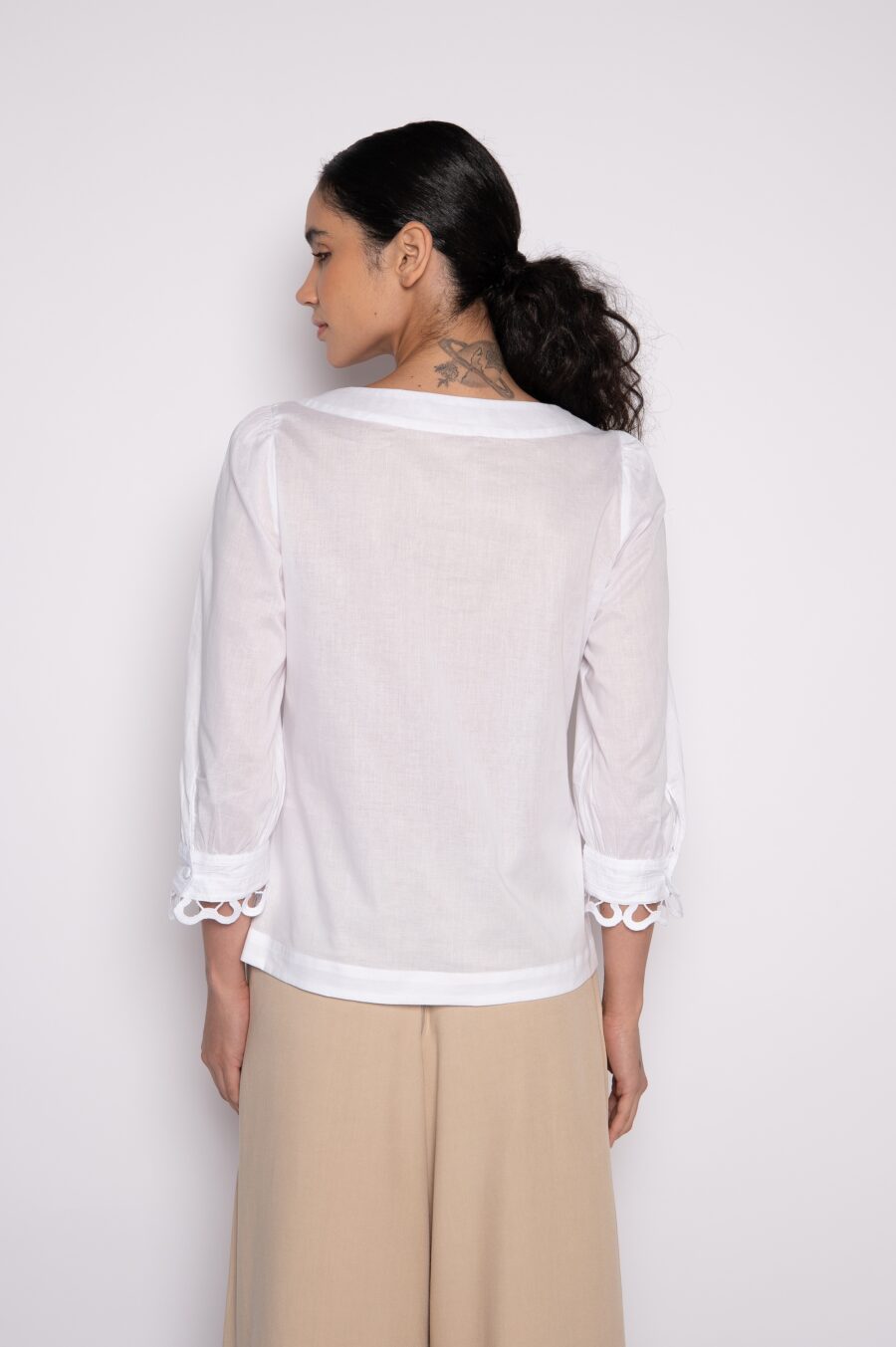 Blusa bordada com manga 7/8 e nervura branca - Jaqueline - Imagem 4