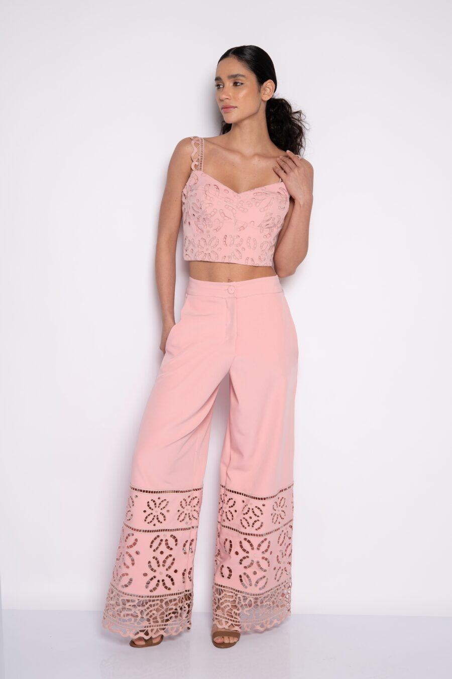 Calça pantalona com barra bordada rosa - Laura