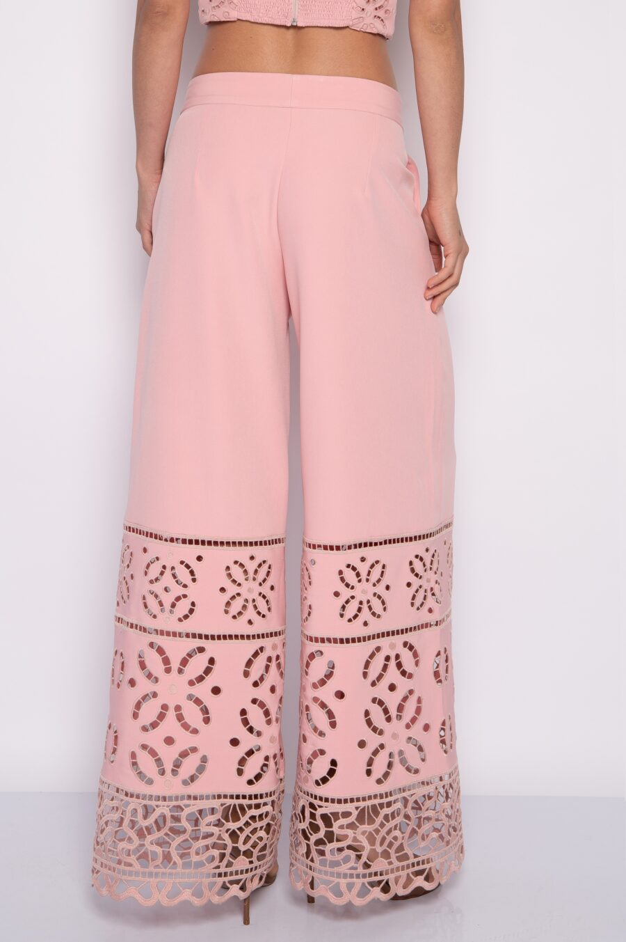 Calça pantalona com barra bordada rosa - Laura - Imagem 3