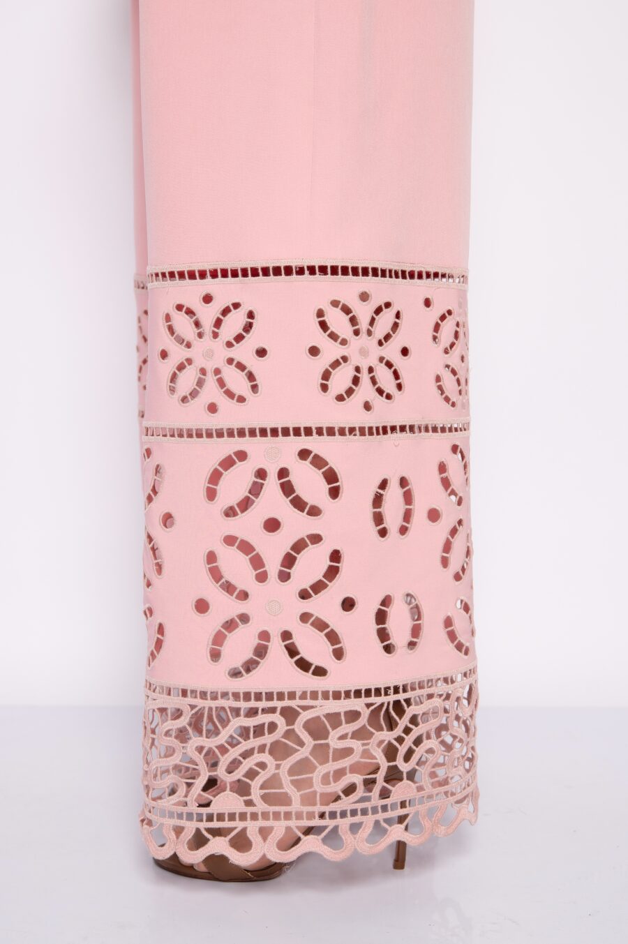 Calça pantalona com barra bordada rosa - Laura - Imagem 4
