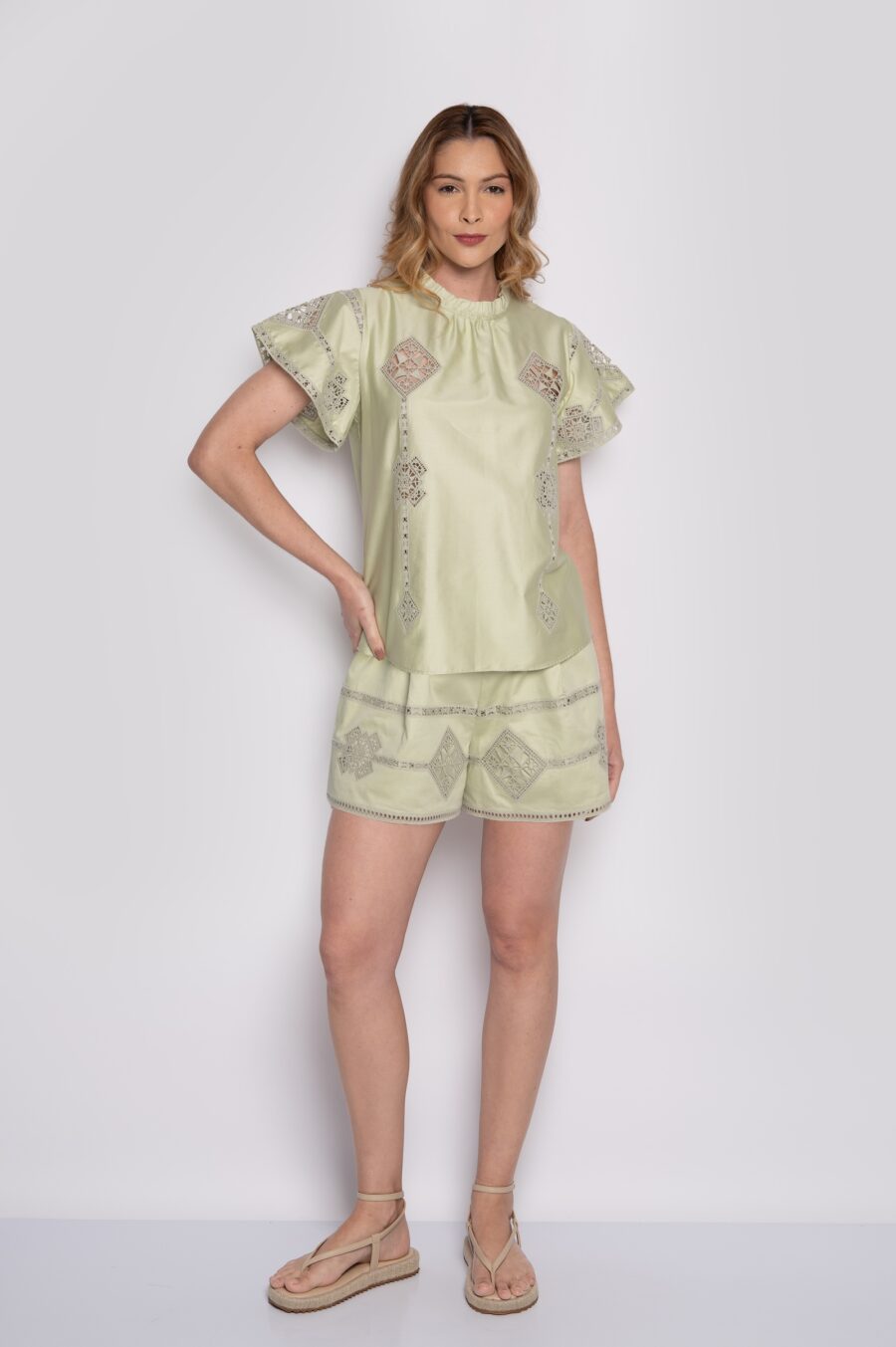 Blusa manga sino com bordado geométrico capim limão - Luana