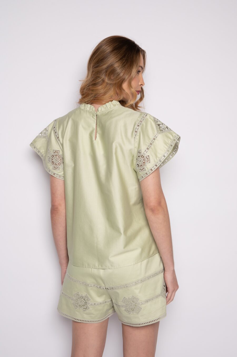 Blusa manga sino com bordado geométrico capim limão - Luana - Imagem 4