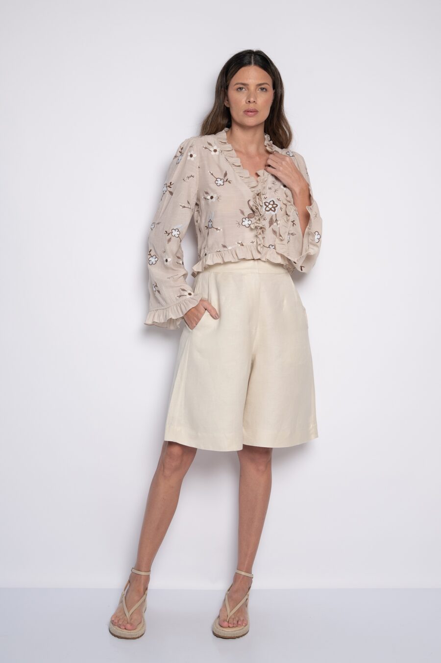 Camisa cropped bordada com babados areia - Maísa - Imagem 2