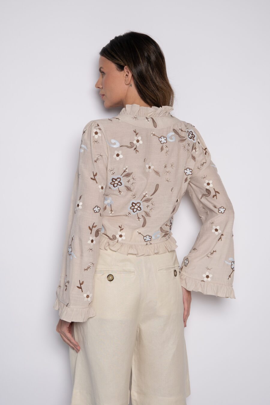 Camisa cropped bordada com babados areia - Maísa - Imagem 4