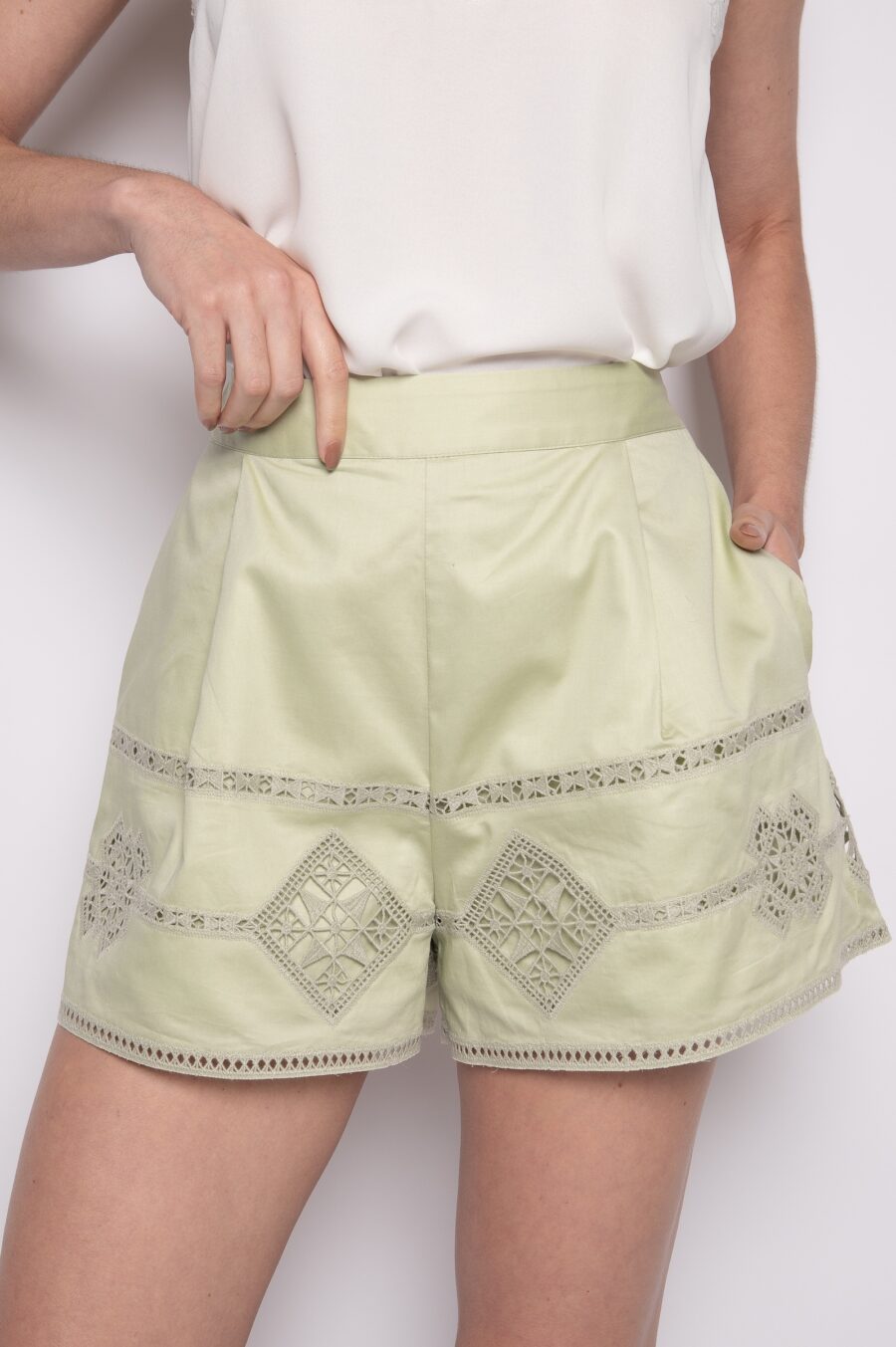 Short curto com bordado geométrico em guipir capim limão - Manu - Imagem 2