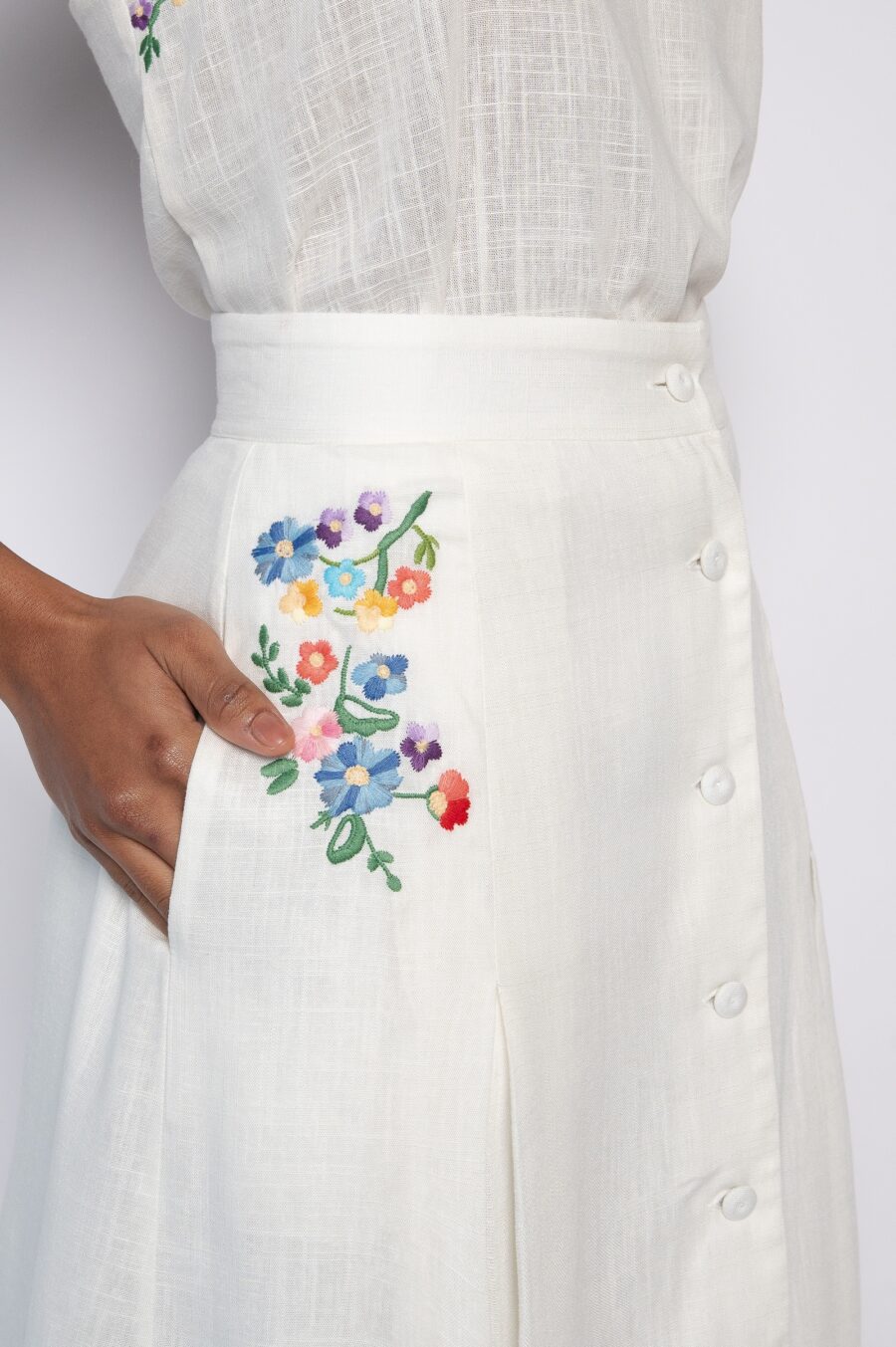 Saia longa bordada com mini florais laterais off white - Mirian - Imagem 4