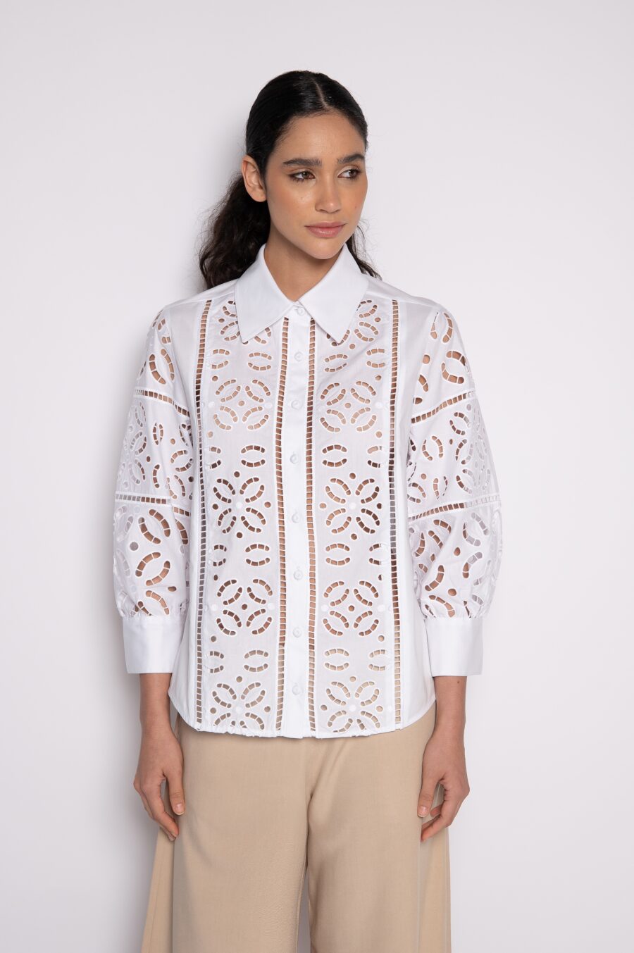 Camisa bordada com mangas 3/4 branca - Raíssa - Imagem 2