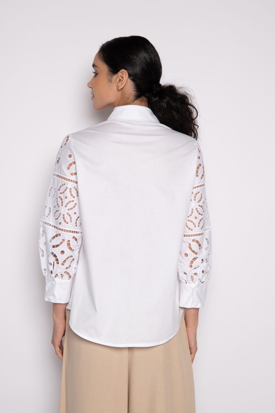 Camisa bordada com mangas 3/4 branca - Raíssa - Imagem 3