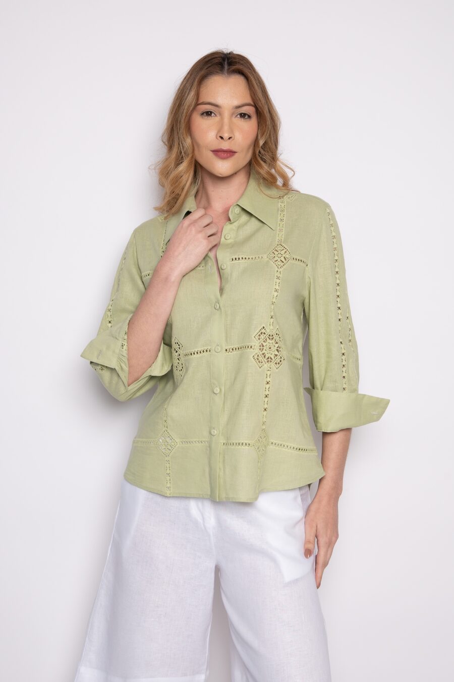 Camisa em linho com bordado geométrico em guipir capim limão - Rebeca - Imagem 2